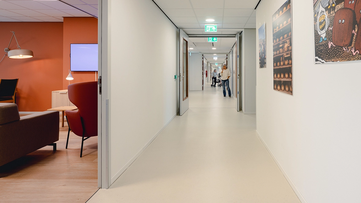 Saffier Groep - De Baton - Sphera homogeen vinyl in de kleur Linen in de gangen
